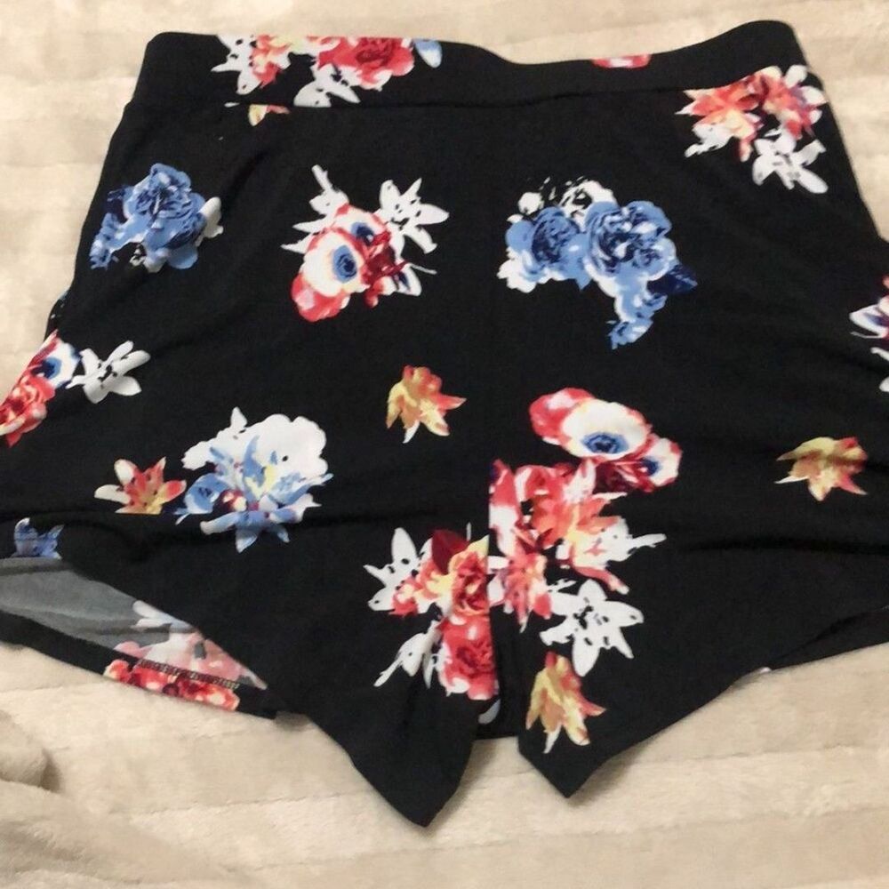 Express cute pants that look like a skirt  floral black - Picture 3 of 5